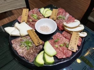 【新北永和美食】大發燒肉，親民價格的8-9級澳洲和牛，隨時享受入口即化的快感，還有可愛的招財貓大集合，近福和橋下