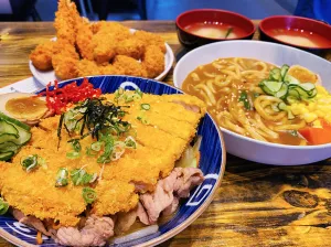 桃園美食2023《食在點(diǎn)》特色貨櫃屋隱藏日式丼飯店【騷丼】大竹店-火紅丼飯超份量，炸廣島牡蠣平均一顆只要30元！雙豬丼飯肉派必點(diǎn)、炸蝦咖哩讚岐烏龍麵好滑溜--蘆竹美食推薦、大竹美食廣場(chǎng)