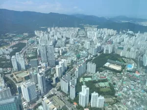 2023韓國(guó)釜山|釜山X the SKY：從100高樓看海雲(yún)臺(tái)美景、挑戰(zhàn)一下透明百樓的天空步道，最後再來(lái)杯高空星巴克吧!