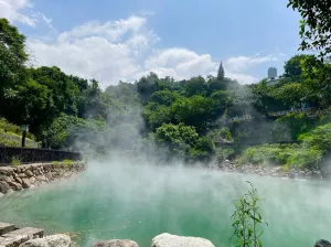 臺北免費景點【地熱谷公園】仙氣飄渺的環湖步道，體驗青礦泉手湯，享受天然蒸氣SPA，女巫石瀑必打卡