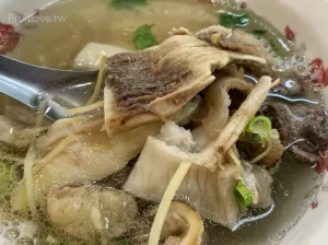 平價料多湯鮮甜的牛雜湯，內(nèi)用白飯免費吃到飽