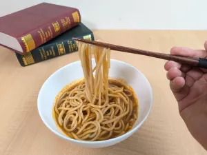 冷凍烏龍麵推薦！香噴噴的川味麻辣細烏凍，松園食品的冷烏凍麵條Q彈有勁～