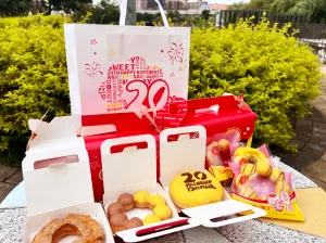 Mister Donut 20週年慶 超強(qiáng)統(tǒng)一布丁聯(lián)名，每一款都吃好吃，限量推出趕快吃起來(lái)！