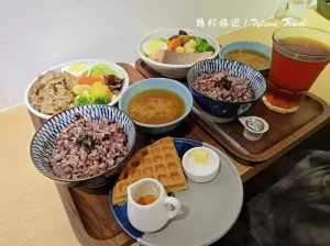 東區(qū)隱藏版健康美食！超值「真飽餐盒」低脂高蛋白套餐，還有鬆餅和紅茶搭配。