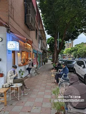 臺北中正-[WingsCoffee_Bar] 植物園旁近建中與南機場夜市，日式文青溫馨精緻街邊店，特色女神拿鐵與限量茶油雞飯，假日午後享受閑靜愜意戶外咖啡