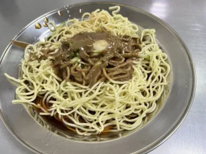 【臺北南港美食】闞記涼麵，南港車站前的平價(jià)親民美食，多樣精彩小菜不可錯(cuò)過，出南港車站走路6分鐘可達(dá)