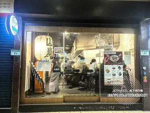 臺(tái)北大安-[山嵐拉麵 大安店] 大安站5分鐘位置便利，來(lái)自北海道札幌濃郁豚骨湯頭，特色辣味赤湯與Q彈麵條，名列10大必吃拉麵的排隊(duì)人氣名店