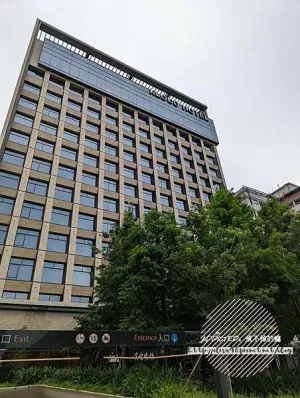 臺中西屯-[浮雲客棧Kloud Hotel] 近逢甲大學夜市商圈交通方便，智能自助櫃檯與酷炫機器人送行李，頂樓晨間早餐俯瞰公園美景，舒適寬敞家庭房親子友善，高房間內的落地窗ˊ