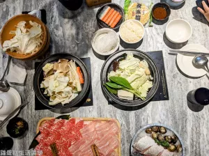 【苗栗食記】柒石柒石頭鍋專賣店(頭份店) - 尚順育樂中心旁的精緻石頭鍋物，內用免費暢飲霜淇淋和飲品