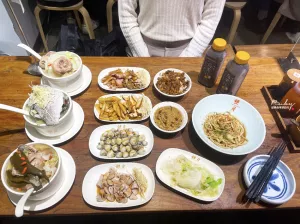 【善導(dǎo)寺美食】雙月食品社青島店(附菜單)-連續(xù)5年米其林必登的推薦，雞湯料多湯頭鮮美料多到滿出來，吃出食物最鮮甜的美味｜Ruby說美食享受旅行(@tour_ruby530)