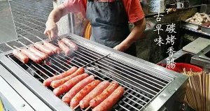 【新北市平溪美食記】鐵道熱腸 古早味的碳烤香腸 平溪老街排隊小吃平價美食 好吃到讓你難以忘懷