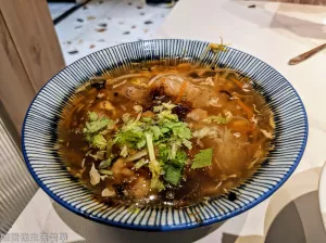 【宜蘭食記】鐘氏肉羹 - 位在礁溪的文青風在地老店，琥珀光澤的羹湯超誘人