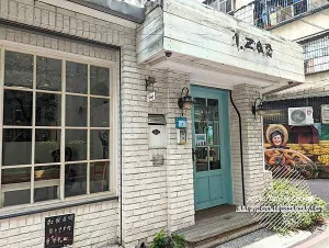 新北新店-[天玉糖咖啡] 大坪林站10分鐘巷弄內，鄉(xiāng)村風格白色系空間有貓出沒，平價實惠豐富手作甜點輕食與飲品，手作坊共享空間複合式咖啡館