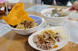 [食記。臺(tái)南鹽水]阿姬意麵。乾拌鹽水意麵/肉燕酥/大骨肉湯/生腸冷盤(pán) #鹽水特色小吃