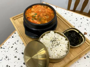 【臺中 韓式料理】莫果韓式飯捲，隱藏巷弄裡的平價韓國家庭料理。想念紫菜包飯的快來！