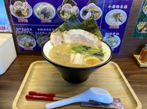 【臺中 拉麵】麵処佐藤北海道ラーメン，專營北海道口味拉麵一生懸命的日本少年