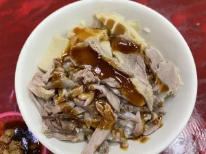 【臺中 小吃】禾冠宏傳統鵝肉店-西屯店 粉嫩甘甜的鵝肉飯，經典的味道人群聞香而來