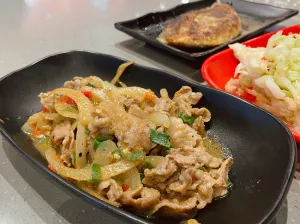 【臺中 鐵板燒】料鐵哥-醬燒鐵板（臺中河南店），好吃就是一頓煙火氣搭上蔬菜冰品飲料吃到飽根本學(xué)生最愛