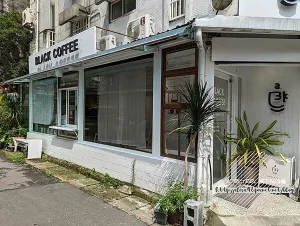 臺北大安-[BLACK CAFE 黑咖啡 溫州店] 近臺大公館商圈，平價精品咖啡與提拉米蘇，永和起家人氣自家烘焙咖啡分店，轉角的一抹純白透明感咖啡廳