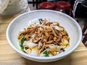 【新竹食記】老店麵食館 - 藏身在竹東巷弄中的經典客家粄條，油蔥酥好香阿