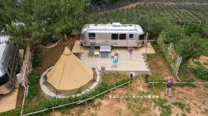 【苗栗】入住勞斯萊斯等級(jí)露營車「小巷清風(fēng) Le.Alley Autocamp Resort」，全臺(tái)第一座全面採用原裝進(jìn)口Airstream奢華露營區(qū)，盡覽鯉魚潭風(fēng)光