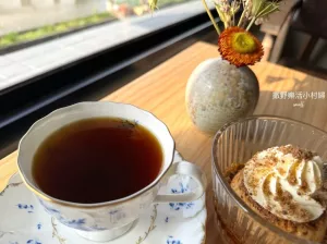 員山【花室咖啡】花藝&插畫的質感空間，推薦必點招牌厚鬆餅和布丁，香醇順口的手沖咖啡，還有可愛店貓｜宜蘭下午茶