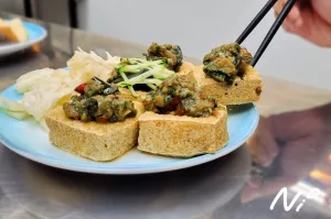 [食記。臺中西區]豬哥明 臭豆腐滷肉飯。蒜辣皮蛋醬臭豆腐/椒麻炸白糕/香料烤鯛魚/味噌舒肥嫩雞胸/和風綠茶汁涼拌菜盤 #內用豬血湯喝到飽 #美華街美食