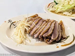 【桃園食記】南平鵝肉專賣店 - 桃園藝文特區必吃排隊名店，煙燻茶鵝整個就是香阿