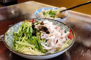 [食記。臺北文山]老曾涼麵-木新店。椒麻辣雞絲麻醬涼麵&好古錐的紅油抄手 #木新市場