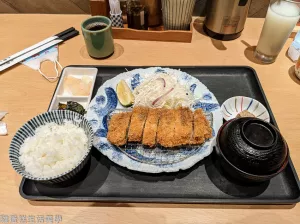 【高雄食記】銀座杏子日式豬排(高雄夢時代店) - 人氣日式豬排，白飯高麗菜小菜味噌湯無限續