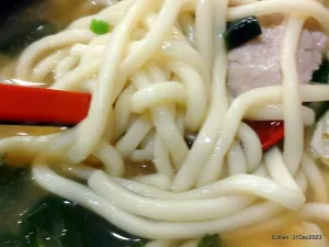 (新竹東區美食)「木曾路手打麵」--- 湯熱麵Q 的「日式蛋花烏龍麵」與碩大外脆內軟香氣可人的「蔬菜可樂餅」。