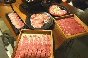 燒肉殿?大開(kāi)葷戒!!!各式肉類、海鮮、蔬菜盡情吃到飽，而且排煙效果很夠力啊~