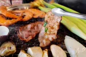 [食記。嘉義東區(qū)]野赤燒肉。厚切里肌豬排/味噌無骨雞腿/美國骰子牛/精選白蝦。高CP值經(jīng)濟方案吃到飽!