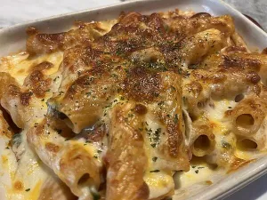 【臺中東海人氣料理推薦】蘑菇Pasta｜料多味美的奶油海鮮焗烤麵(西屯龍井美食、網(wǎng)美義大利餐廳、鄰近東海夜市/商圈)