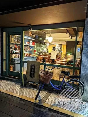 臺北信義-[聞山咖啡 永春有貓店] 永春站5分鐘近永春市場，30年以上老字號自家烘焙咖啡，特色虹吸式咖啡香氣迷人，可愛貓咪陪伴的閑靜咖啡館