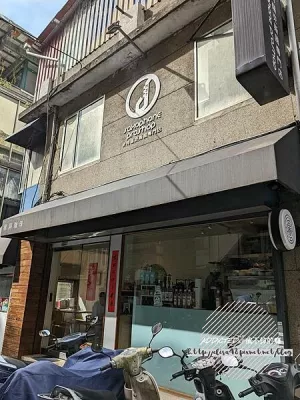 臺北中正-[黑洞珈琲店] 近臺大公館商圈臺電大樓後巷弄，濃郁馬斯卡彭大人感提拉米蘇，薩克斯風管樂樂聲悠揚，鬧中取靜寵物友善風格咖啡廳