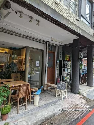 臺北中正-[咖啡實驗室 Coffee lab] 近忠孝新生站與華山文創園區，鬧中取靜舒適空間，推薦肉桂厚片與焦糖布丁，世界各地自家烘焙單品選豆，可愛店貓坐鎮的20年經驗職人咖啡