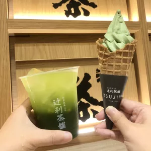 抹茶控先記小本子！辻利茶舗「初夏抹茶特調」強勢登場，並加碼第二杯現折55元優惠、辻利霜淇淋組合優惠。