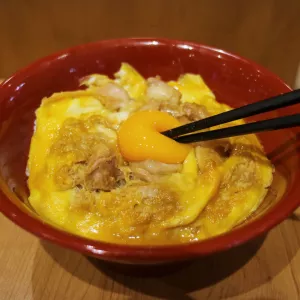 超夯日本親子丼！堪稱名古屋必吃「鳥開親子丼」獨(dú)家插旗林口三井，再加碼三日限定「秘傳親子丼」免費(fèi)請(qǐng)你吃。