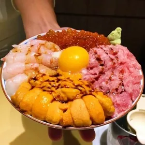 海鮮控下班先衝信義區(qū)！超豪邁「魚君」海鮮丼飯祭出超狂「五折」優(yōu)惠，超浮誇海鮮丼飯搶攻下班族打卡新歡。