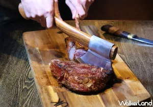 肉肉控揪團吃戰斧牛！堪稱最強直火牛排「棧直火廚房」強勢回歸東區，口袋清單「叛逆鬥陣戰斧牛排、紅玉雞小腿斧頭」肉肉控一定要吃爆。