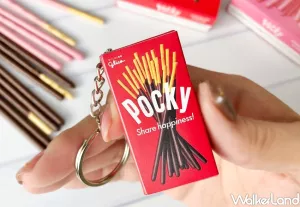 Pocky鐵粉買起來！Glico攜手一卡通推出100%還原經典紅色「Pocky百奇餅乾棒」3D造型一卡通，12/20限時開搶「Pocky禮盒」限定組。