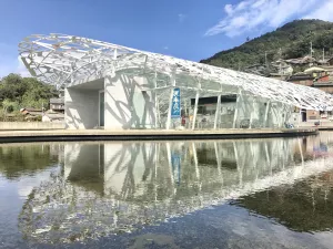 你不知道的瀨戶內海絕景！療癒放空「男木島一日遊」攻略快筆記，跳島之旅就從「白色貝殼屋頂、人情味圖書館」開始悠閒玩起來。