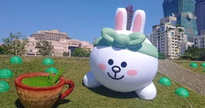 2023臺灣燈會最新亮點！四四南村「超巨萌LINE FRIENDS」趴在屋頂上陪你數(shù)星星，再免費送「熊大兔兔小農(nóng)村」小提燈。