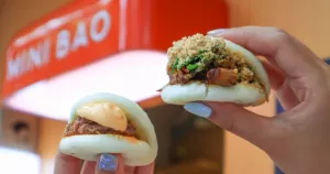 超潮刈包拍IG！A Stand推出「MINI BAO」迷你刈包快閃店，倫敦最潮「牛小排刈包、香菜滷肉刈包」臺(tái)灣就能拍IG。