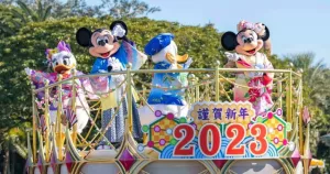 迪士尼鐵粉新年就要飛！2024「東京迪士尼新年活動」超前公開，「和服米奇大遊行、新年龍寶寶」限定活動、周邊一次搶先看。