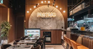 林口美食新開店買一送一！想吃還訂不到「PASTAIO」開到林口OUTLET周邊，網美必拍圓拱窗、紅白酒買一送一超愜意。