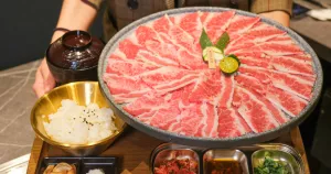 全家一人燒肉開到信義區(qū)！IKIGAI燒肉2號店「280元大份量、附餐吃到飽」必看，32天「免費送肉」吃超飽。