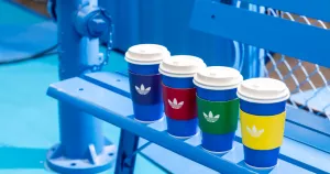 就在信義區(qū)免費玩！CAFE!N、adidas跨界聯(lián)名「湛藍咖啡杯、霜淇淋」?jié)M額免費吃，韓國同步「三葉草扁可頌」要跟上。