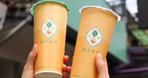 365杯飲料免費喝！拾汣茶屋「一年365杯天天免費喝」週年慶活動登場，挑戰酸民「白桃酸奶蜜香綠茶」敢不敢喝起來。